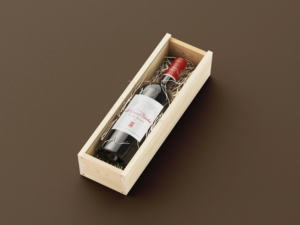 Pourquoi choisir un vin en magnum pour les fêtes ? Offrez l’excellence avec notre magnum Grande Réserve, présenté dans une caisse bois raffinée, le cadeau idéal pour les fêtes.