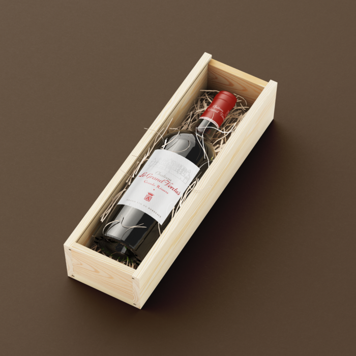 Pourquoi choisir un vin en magnum pour les fêtes ? Offrez l’excellence avec notre magnum Grande Réserve, présenté dans une caisse bois raffinée, le cadeau idéal pour les fêtes.